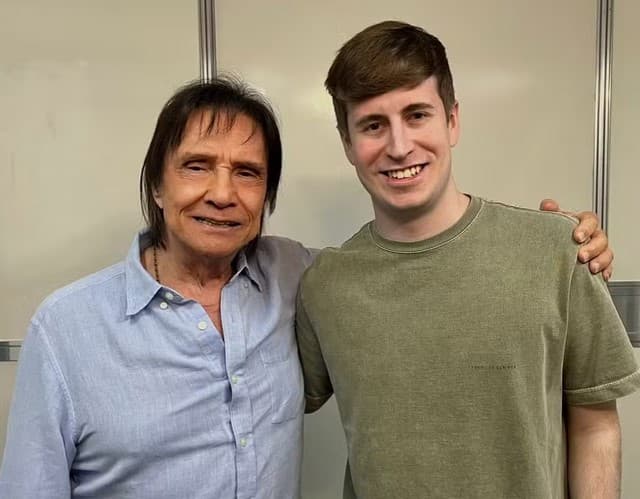 Roberto Carlos ao lado do neto GianPietro Braga (Foto: Reprodução / Instagram) 