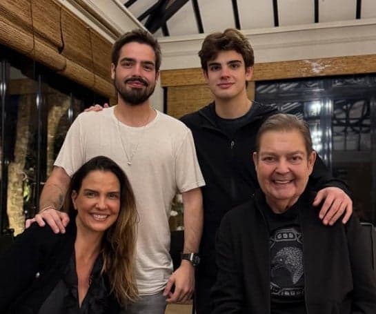 Rodrigo ao lado do irmão e dos pais (Foto: Reprodução / Instagram)
Rodrigo ao lado do irmão e dos pais (Foto: Reprodução / Instagram)