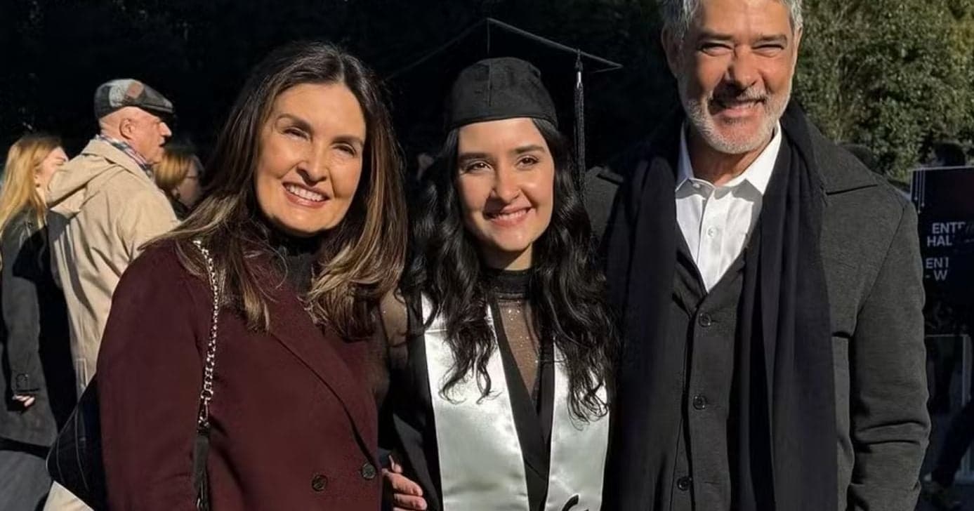 Fátima Bernardes, Laura Boener e seu pai William Bonner em um dos raros cliques públicos, feitos durante sua formatura (Foto Reprodução/Instagram)