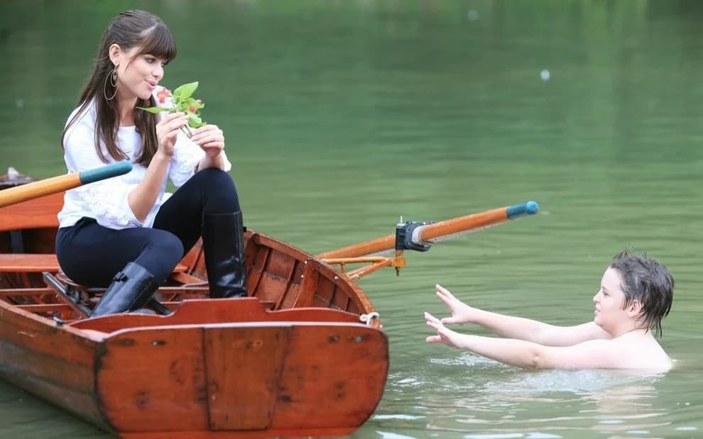 Sílvia (Alinne Moraes) e Renato (Gabriel Sequeira) em cena clássica da novela Duas Caras (Foto: Reprodução/ Globo) Sílvia (Alinne Moraes) e Renato (Gabriel Sequeira) em cena clássica da novela Duas Caras (Foto: Reprodução/ Globo)