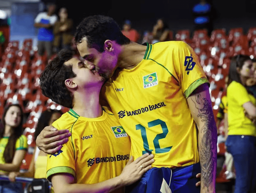 Douglas Souza, do vôlei, ganha beijão do namorado ao retornar para Seleção (Foto: Reprodução / Instagram)
