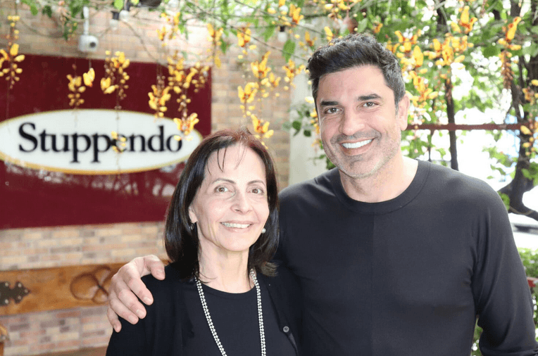 Leila Pega ao lado do filho, o chef Edu Guedes (Foto: Reprodução / Instagram)