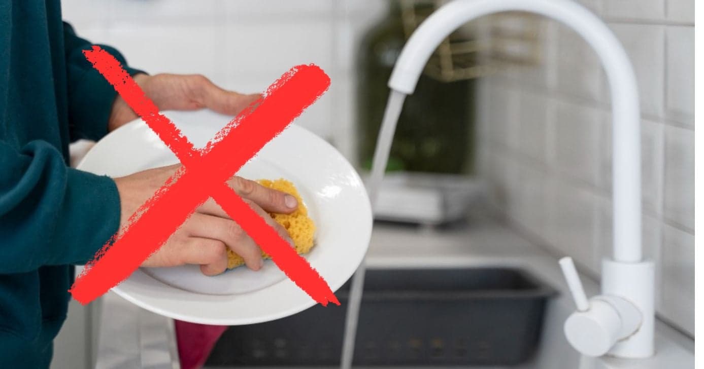 O erro na hora de lavar a louça que envelhece as suas mãos rápido