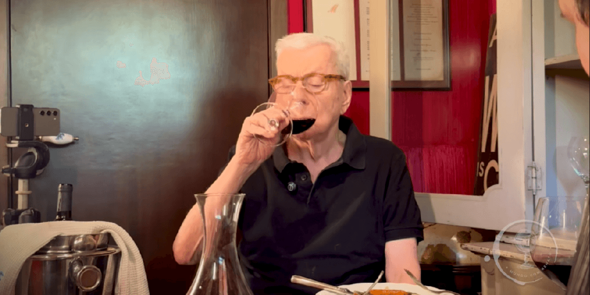 Renato Machado bebendo vinho (Foto: Reprodução/ YouTube) Renato Machado bebendo vinho (Foto: Reprodução/ YouTube)