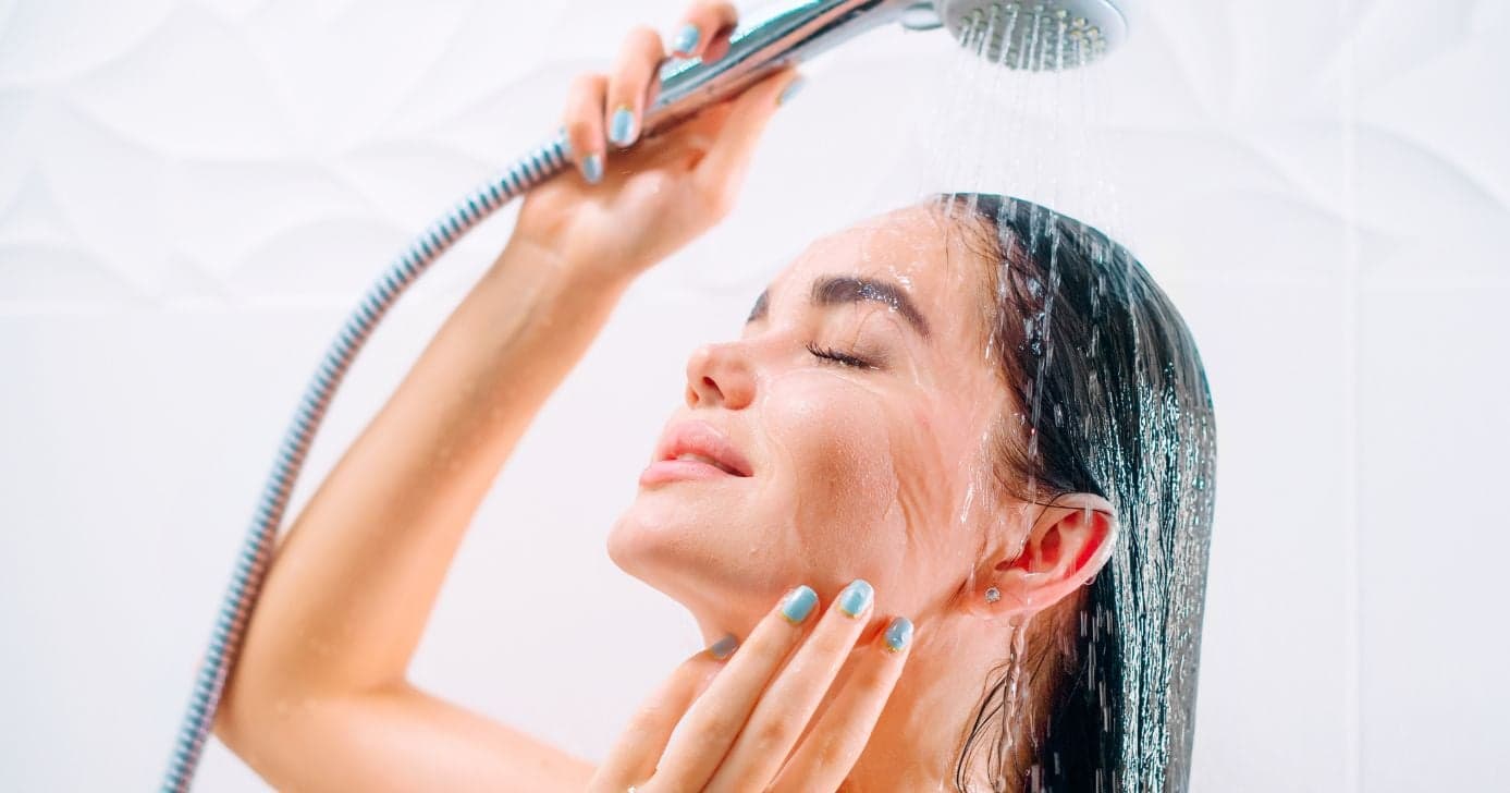 Ilustração mulher tomando banho quente (Foto: Canva)