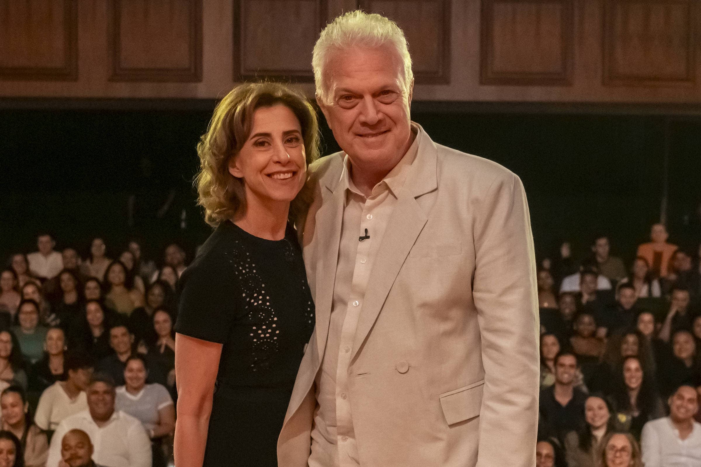 Fernanda Torres e Pedro Bial durante a nova temporada do Conversa com Bial (Foto: Globo)