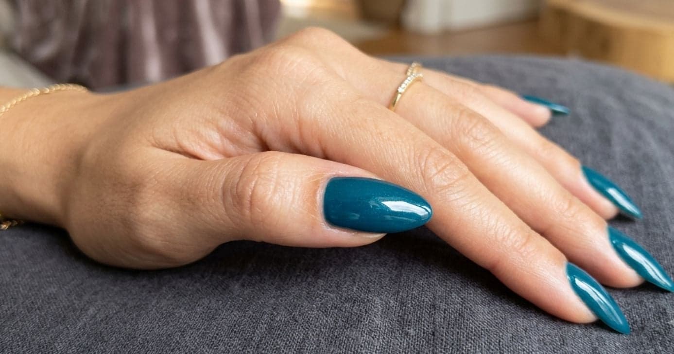 Unhas com esmalte azul petróleo (Foto: Montagem TV Foco / GMN) Unhas com esmalte azul petróleo (Foto: Montagem TV Foco / GMN)