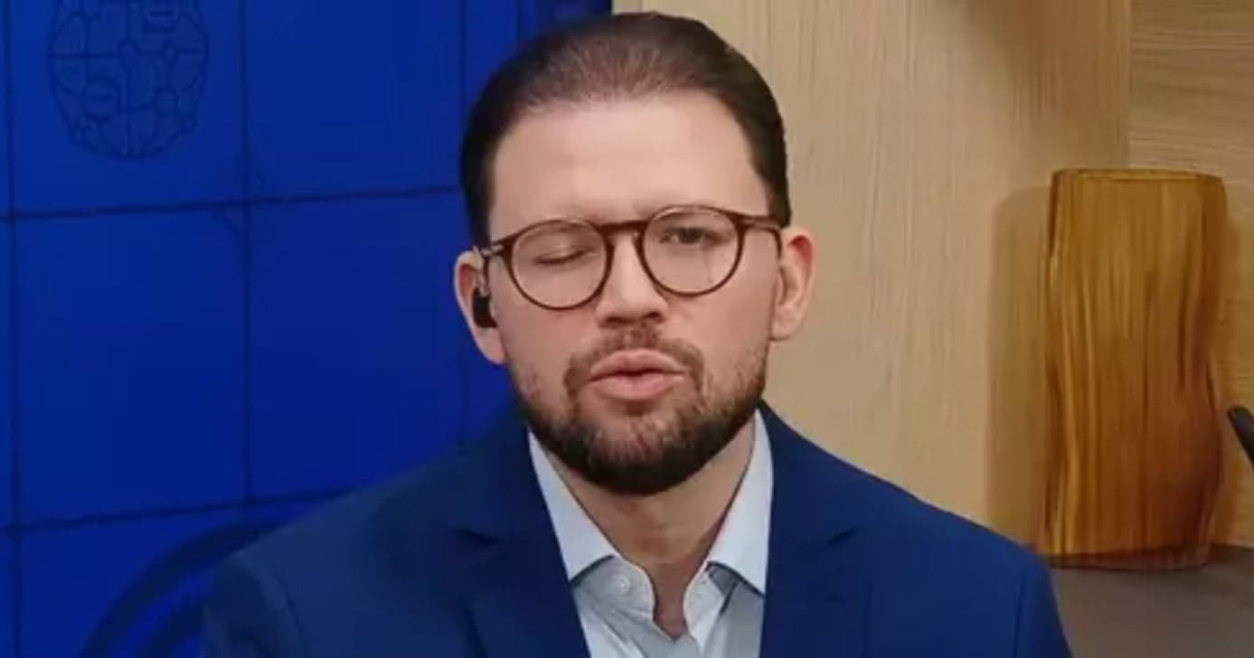 Apresentador Felipe Pereira fica com olho fechado após procedimento estético (Foto: Reprodução/ Internet)