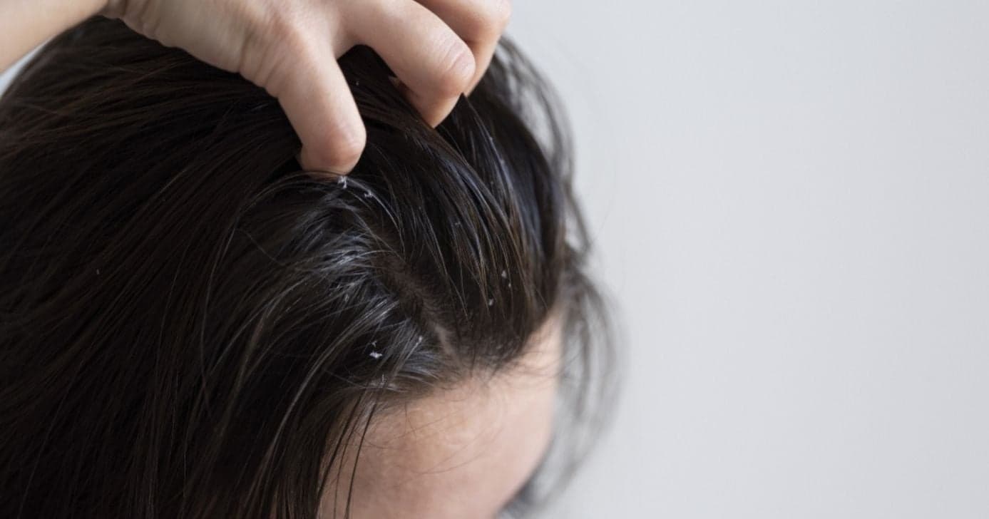 Posso lavar o cabelo antes de pintar? Especialista revela se isso é um erro
