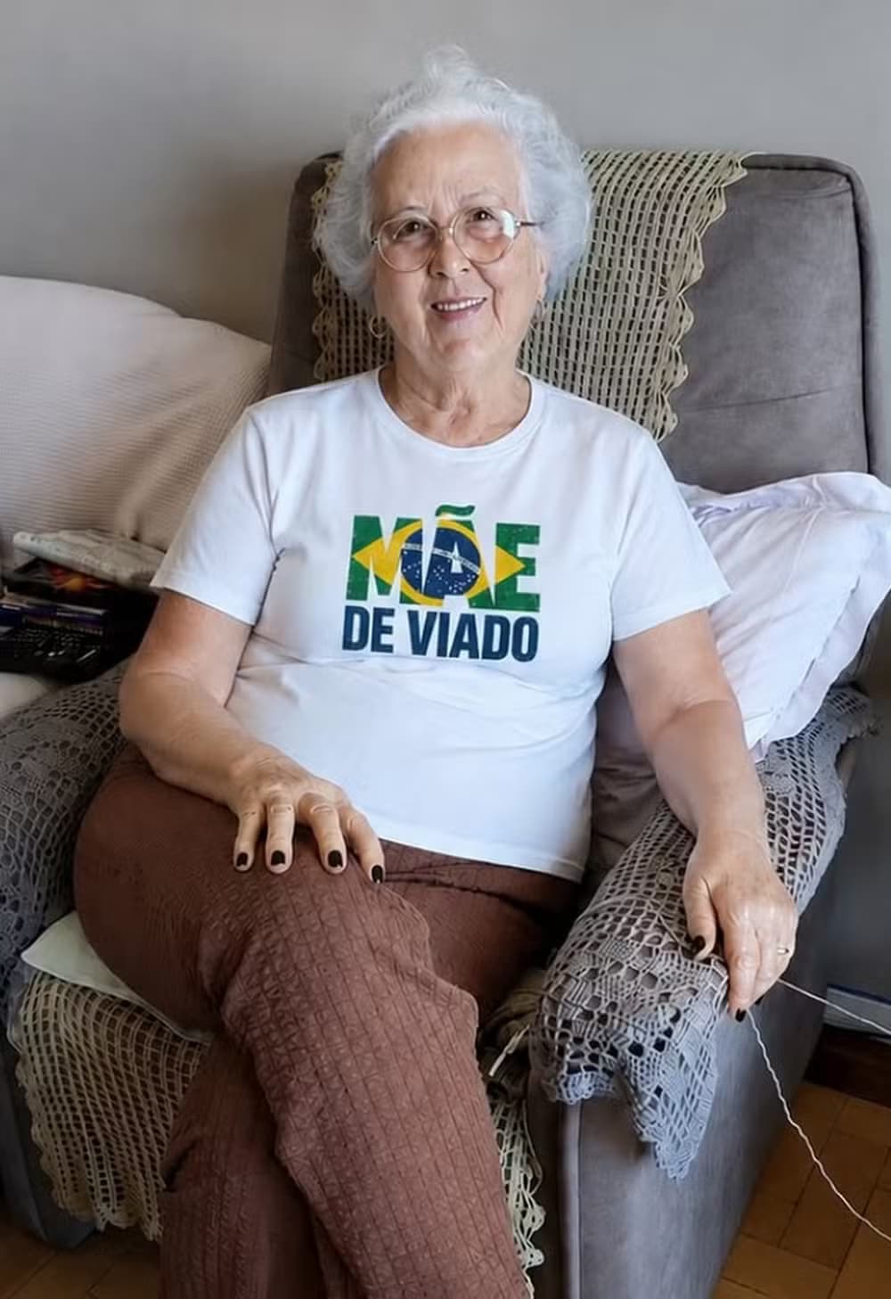 Mãe de Carmo Dalla Vecchia usa camisa provocativa (Foto: Reprodução/ Instagram)
