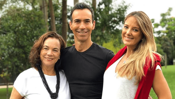 O jornalista ao lado da mãe que partiu e a esposa, Ticiane Pinheiro (Foto: Reprodução / Instagram)