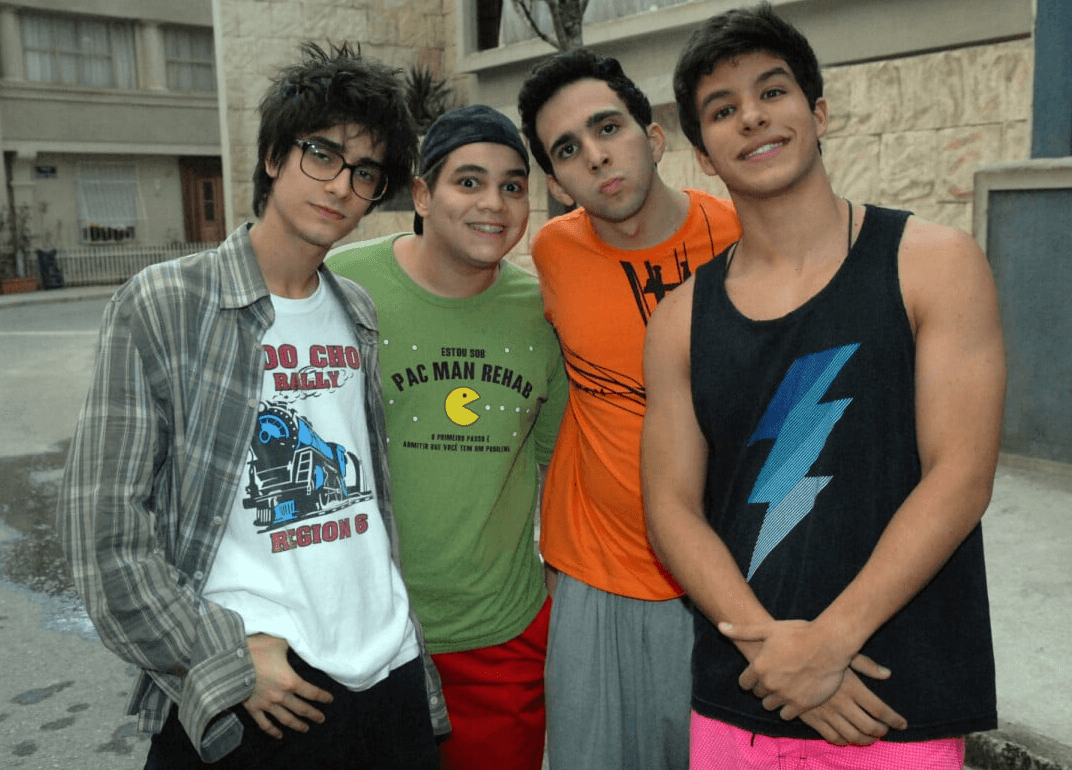 Rick Tavares na época de Malhação em 2010, ao lado de colegas de elenco (Foto: Reprodução / Globo)
Rick Tavares na época de Malhação em 2010, ao lado de colegas de elenco (Foto: Reprodução / Globo)