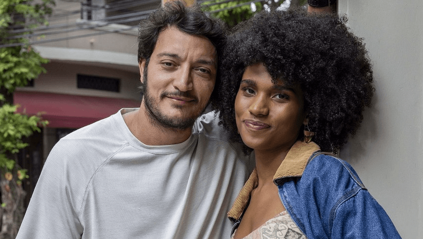 Tom e Elenice em Quem Ama Cuida (Foto: Reprodução / Globo)
Tom e Elenice em Quem Ama Cuida (Foto: Reprodução / Globo)