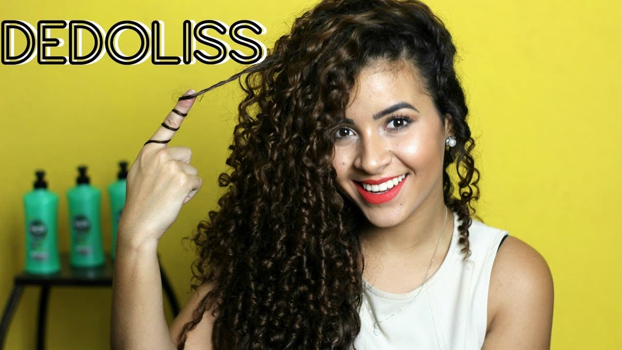 Dedoliss como auxilio de produtos para finalizar cabelos cacheados é uma maneira de cachear sem o uso de aparelhos de babyliss (Foto Reprodução/Youtube) Dedoliss como auxilio de produtos para finalizar cabelos cacheados é uma maneira de cachear sem o uso de aparelhos de babyliss (Foto Reprodução/Youtube)