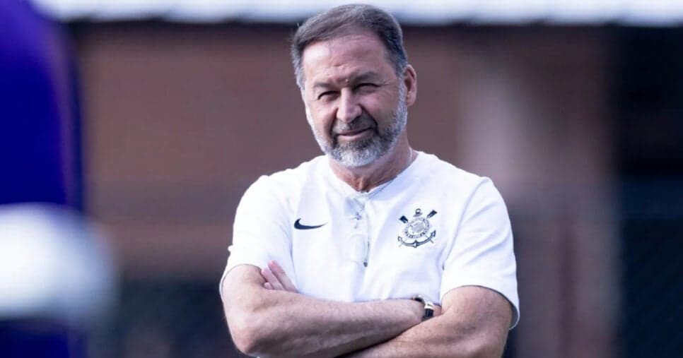 Augusto Melo feliz: Corinthians revela novo reforço de R$164M (Foto: Rodrigo Coca/Ag Corinthians) Augusto Melo feliz: Corinthians revela novo reforço de R$164M (Foto: Rodrigo Coca/Ag Corinthians)