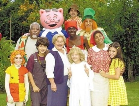 César Cadadeiro, Saci Pererê, Dona Benta, Tia Anastácia, Visconde de Sabugosa, Rabicó, Narizinho, Pedrinho, Emília e outros personagens do Sítio do Picapau Amarelo de 2001 a 2007 produzido pela Globo (Foto Reprodução) César Cadadeiro, Saci Pererê, Dona Benta, Tia Anastácia, Visconde de Sabugosa, Rabicó, Narizinho, Pedrinho, Emília e outros personagens do Sítio do Picapau Amarelo de 2001 a 2007 produzido pela Globo (Foto Reprodução)
