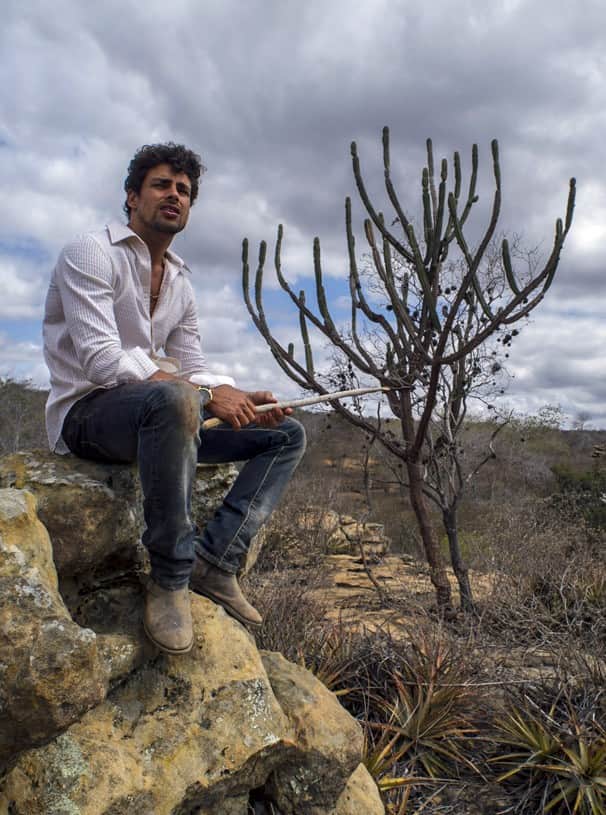 O ator Cauã Reymond posa em um dos lugares mais quentes da Bahia, o Raso de Catarina (Foto: Estevam Avellar/Globo) O ator Cauã Reymond posa em um dos lugares mais quentes da Bahia, o Raso de Catarina (Foto: Estevam Avellar/Globo)