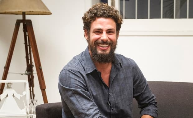 Em dia da Parada Gay, Cauã Reymond posta foto vestido como mulher; confira
