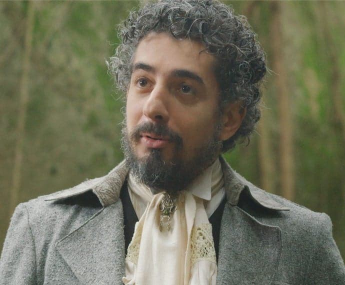 "Além do Tempo": Ariel encontra homem misterioso; confira o resumo do capítulo desta quinta-feira (13)O desconhecido trata Ariel como seu amigo (Foto: TV Globo)