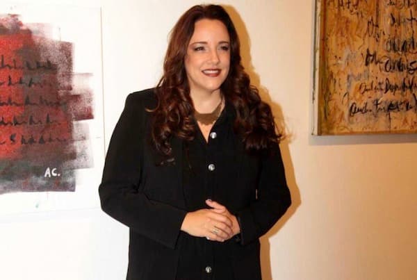 Ana Carolina posa recebendo beijo de Letícia Lima: "Noite Feliz"