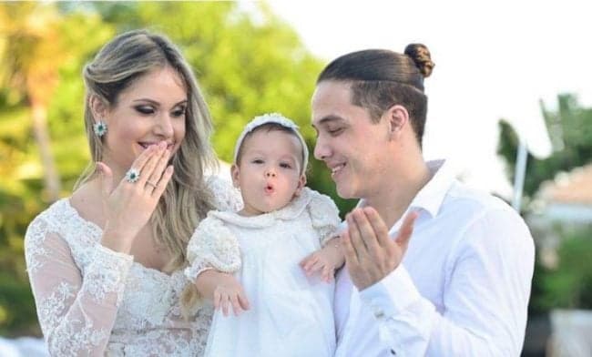 Em alta no Brasil, Wesley Safadão lamenta distância da família: "2 semanas longe"