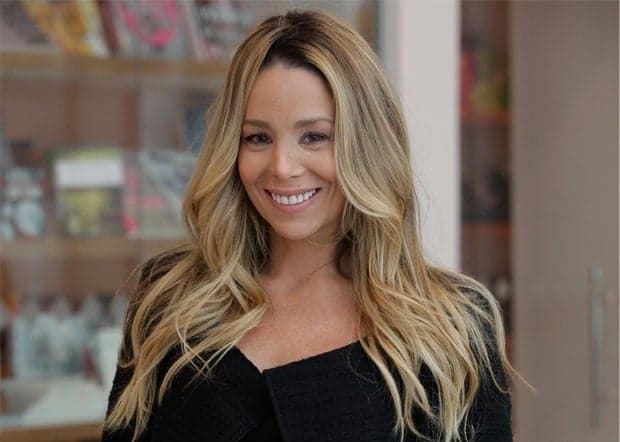 Danielle Winits posta foto com cintura fina e fãs insinuam erro de photoshop; confira