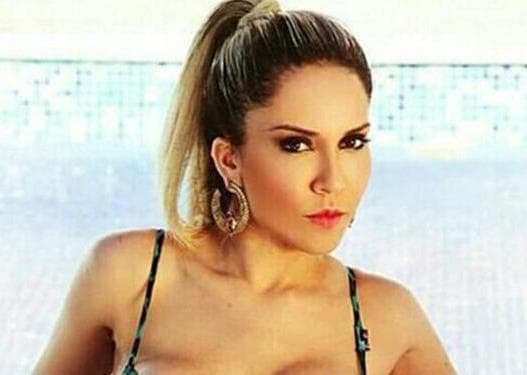 Mulher Melão eleva temperatura ao surgir com saia transparente e exibir bumbum gigantesco em foto ousada