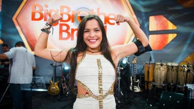 Animada, Ex-BBB Emilly mostra que realmente tem autoestima muito elevada e se vangloria