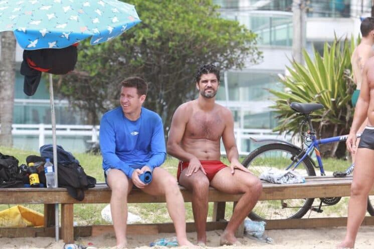 Após flagra em praia, novo galã da Globo confessa ter recebido mais mensagens ousadas