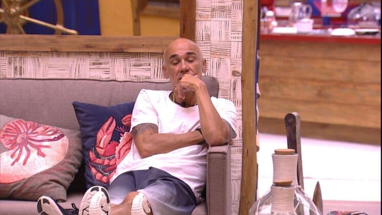 BBB18: Ayrton conta segredo para Viegas e pede: "Não fala nada pra Ana Clara"