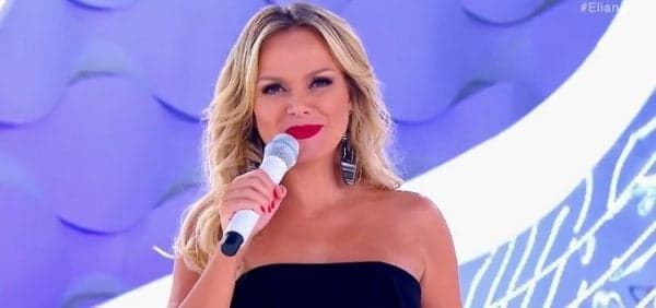 Eliana comparece a show em SP e tieta grande cantor da música brasileira