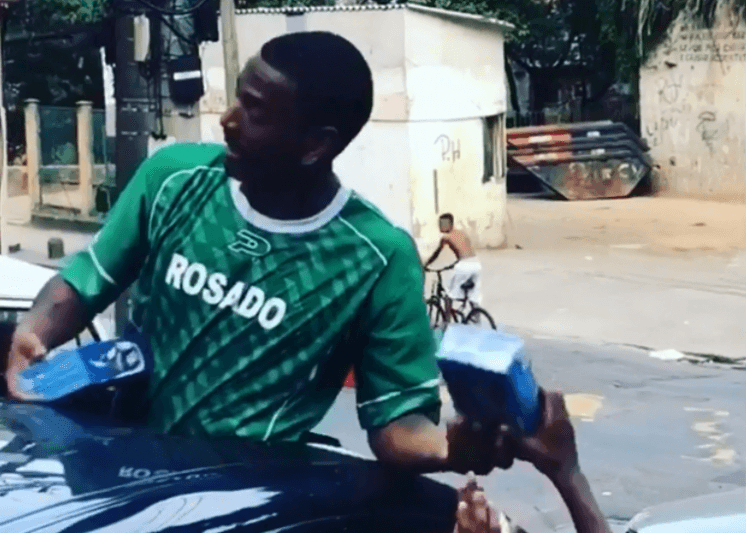 Em vídeo, Nego do Borel aparece distribuindo bombons em comunidade do Rio de Janeiro