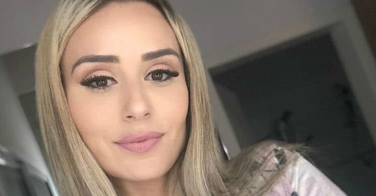 Ex-BBB Letícia Santiago surpreende com barriga chapada de grávida e admite: "Vocês acham isso normal?"