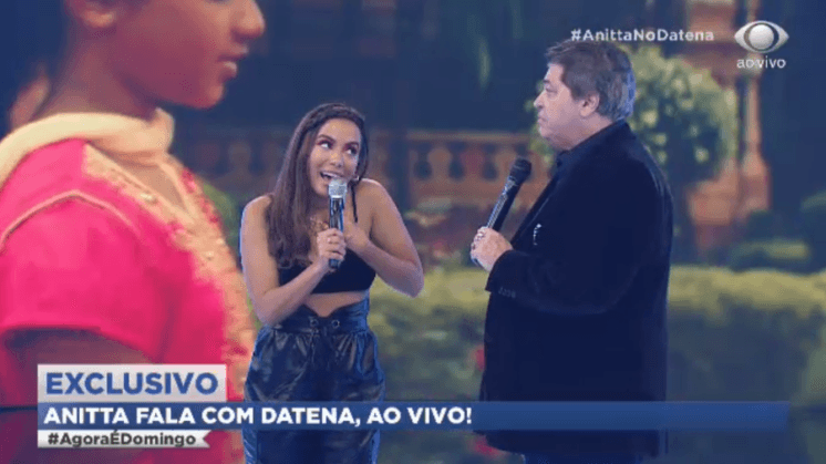 Ao vivo, Datena pede para Anitta cantar seu novo hit e cantora se recusa