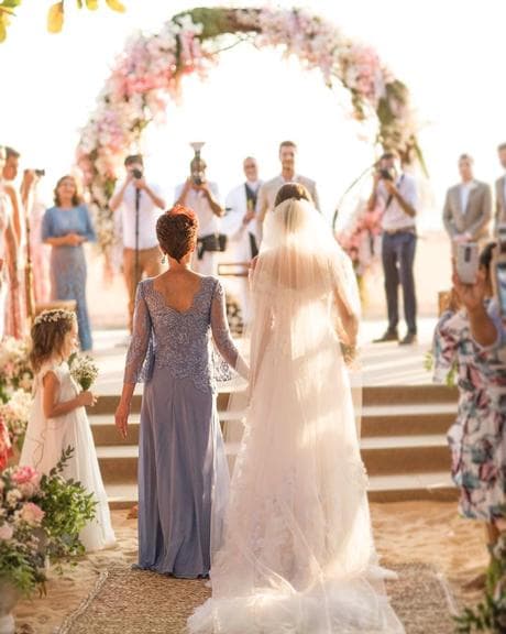 Camila Queiroz foi levado ao altar pela mãe (Foto: Reprodução/Instagram) Camila Queiroz foi levado ao altar pela mãe (Foto: Reprodução/Instagram)