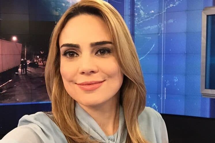 Solteira, Rachel Sherazade curte férias e chama atenção na Austrália