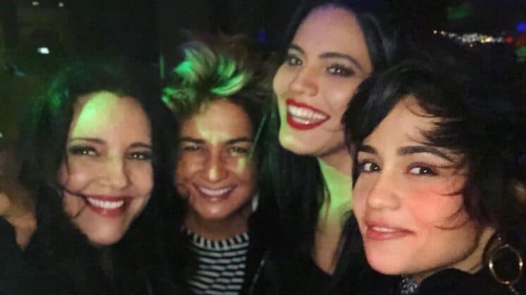 Assumidamente lésbicas, Nanda Costa posa com Ana Carolina, Letícia Lima e Lan Lanh e brinca: "Sapabonde''