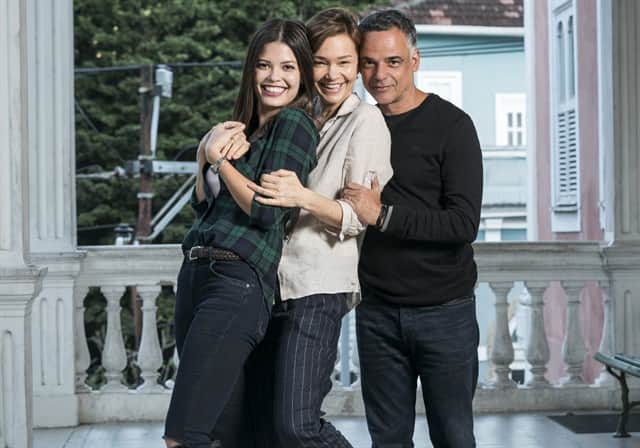 Cris (Vitória Strada), Ana (Julia Lemmertz) e Flávio (Ângelo Antônio) em Espelho da Vida (Foto: Globo/João Miguel Júnior) Cris (Vitória Strada), Ana (Julia Lemmertz) e Flávio (Ângelo Antônio) em Espelho da Vida (Foto: Globo/João Miguel Júnior)