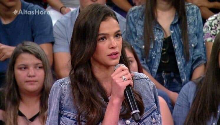 Apresentadora é confundida com Bruna Marquezine e semelhança choca os fãs