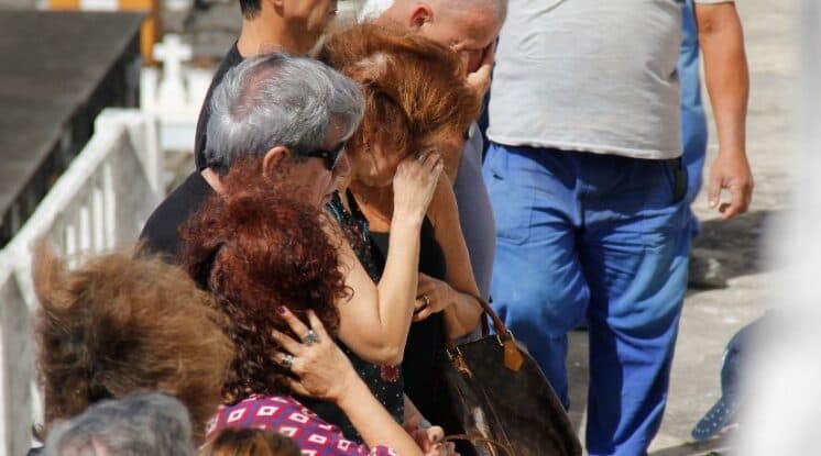 No velório da mãe, Narjara Turetta faz despedida muito emocionada e conta com apoio de Glória Pires; fotos