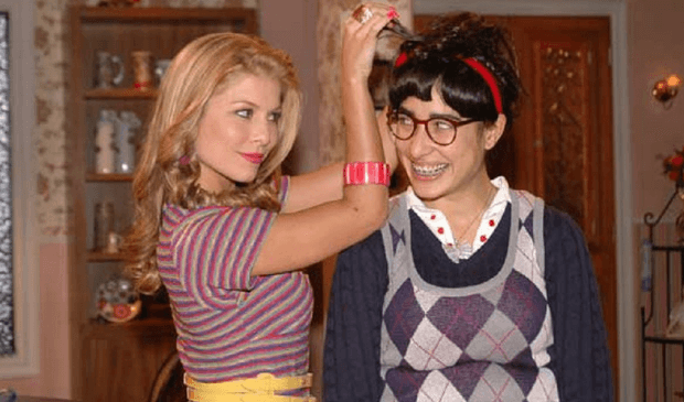 Bárbara Borges (Elvira) e Giselle Itié (Bela) em cena de Bela, a Feia (Foto: Divulgação/Record) Bárbara Borges (Elvira) e Giselle Itié (Bela) em cena de Bela, a Feia (Foto: Divulgação/Record)