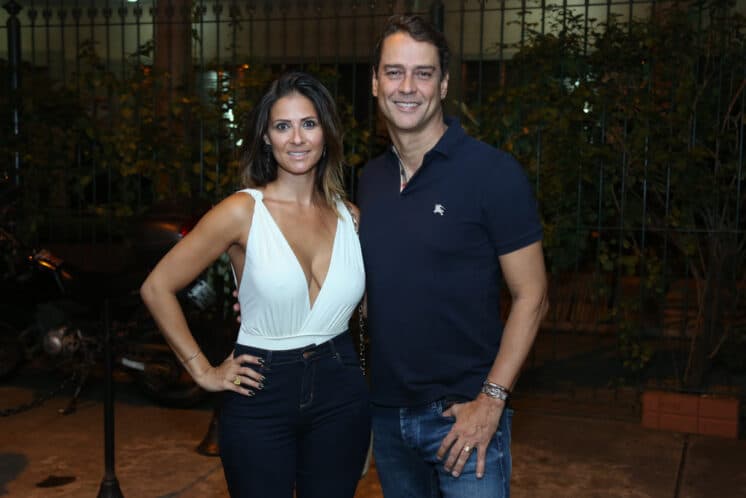 Carola Villar, mulher de Marcello Antony, posa só de calcinha na web