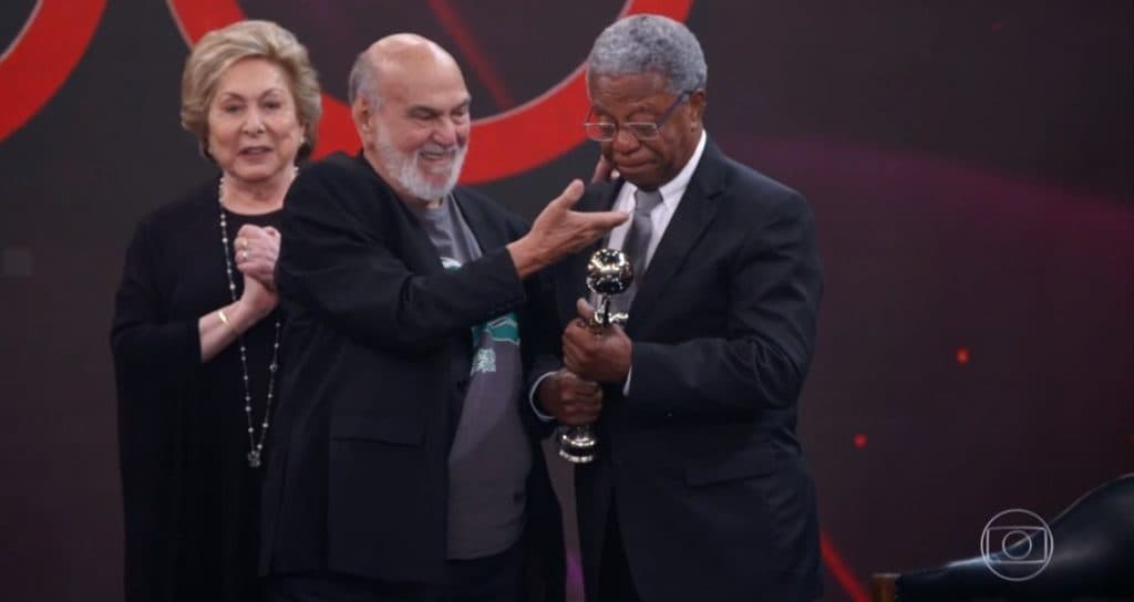 O ator Milton Gonçalves recebendo o Troféu Mário Lago ao lado de colegas da Globo (Foto: Reprodução) O ator Milton Gonçalves recebendo o Troféu Mário Lago ao lado de colegas da Globo (Foto: Reprodução)