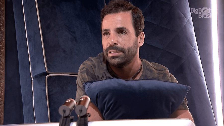 BBB19: Vinicius resolve tomar atitude e se declara para Carolina