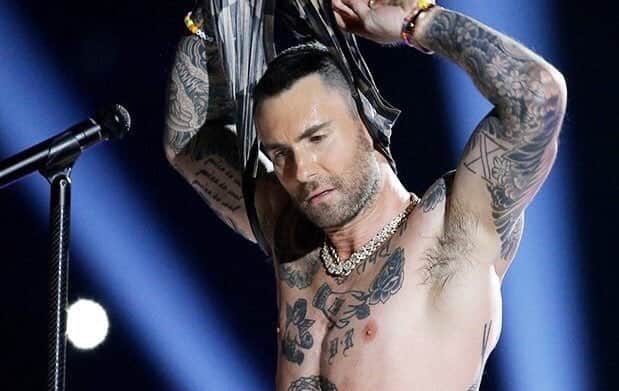 Adam Levine tirando a camisa no show do Super Bowl (Foto: Divulgação) Adam Levine tirando a camisa no show do Super Bowl (Foto: Divulgação)