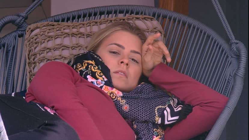 Isabella comenta com Carolina sobre Prova do Anjo: 'Acho que não vou participar' — (Foto: TV Globo) Isabella comenta com Carolina sobre Prova do Anjo: 'Acho que não vou participar' — (Foto: TV Globo)