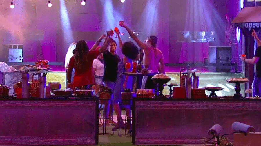 BBB19: Confinados brindam e homenageiam Hana durante festa A Todo Vapor
