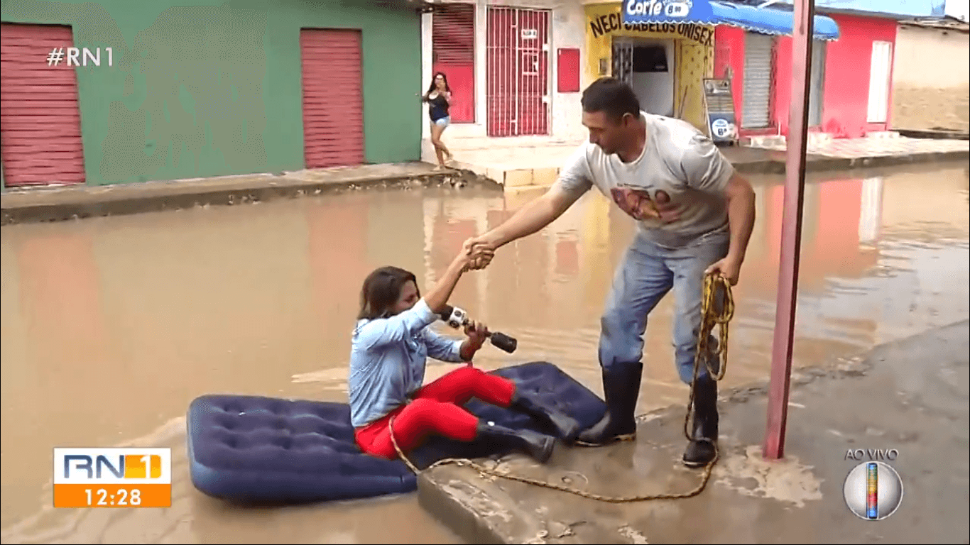 Ela precisou da ajuda de um rapaz para sair durante reportagem em Natal (Foto: Reprodução) Ela precisou da ajuda de um rapaz para sair durante reportagem em Natal (Foto: Reprodução)