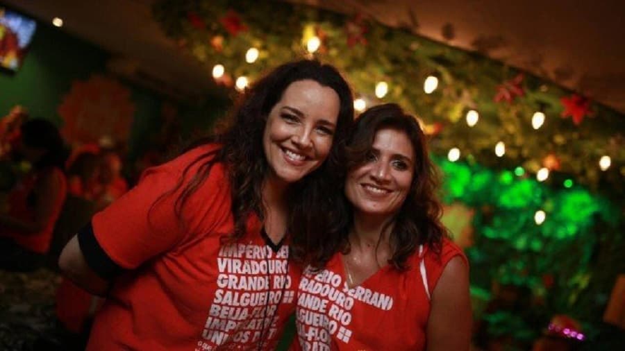 Atual namorada de Ana Carolina tira a roupa para promover novo trabalho