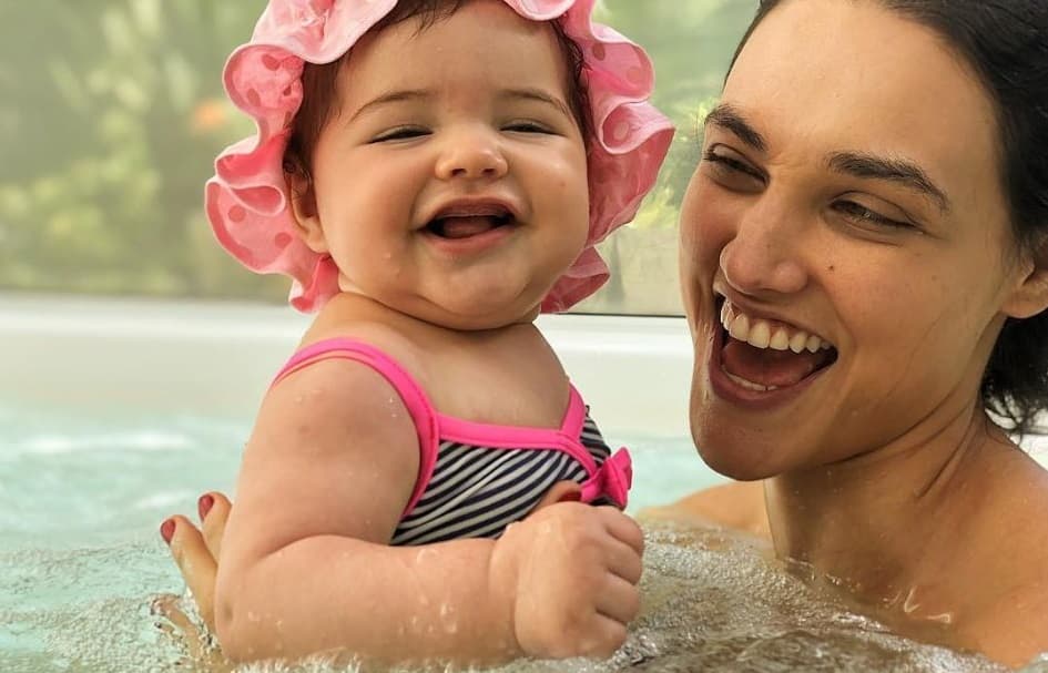 Atriz de Verão 90, Débora Nascimento e sua filhota Bella Loreto Atriz de Verão 90, Débora Nascimento e sua filhota Bella Loreto